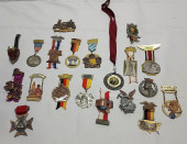TRAY LOT ASSORTED VINTAGE MEDA