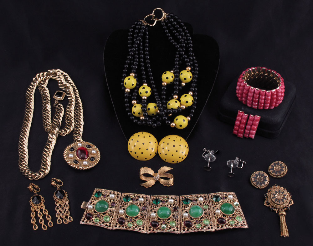 TRAY LOT COSTUME JEWELRY: To