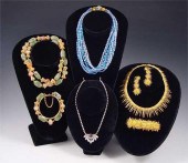 TRAY LOT COSTUME JEWELRY TO IN