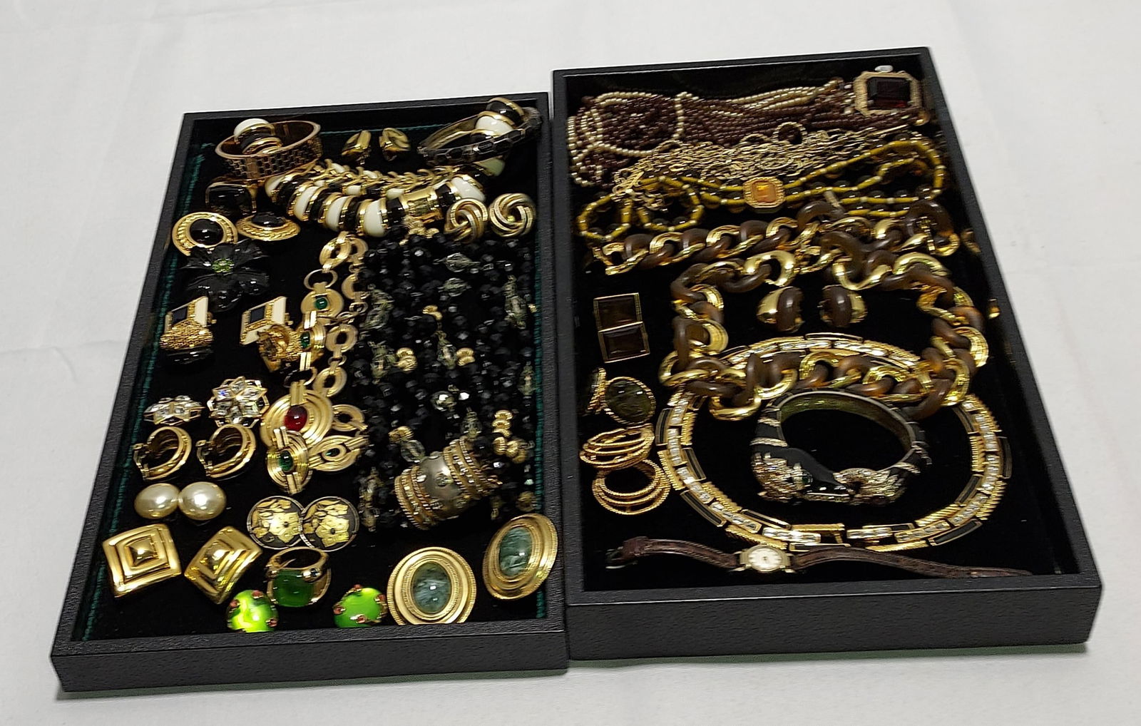 TRAY LOT LADIES COSTUME JEWELRY: