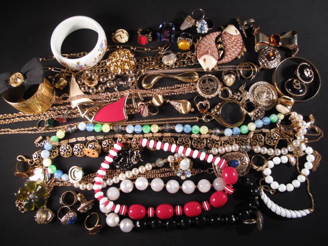 Tray lot of assorted costume