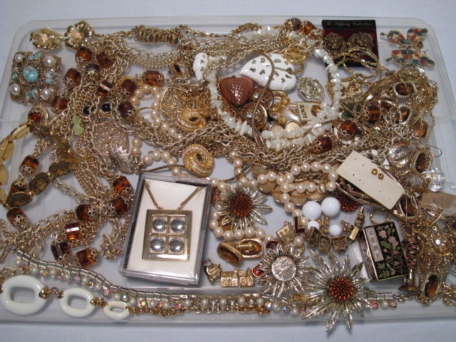 Tray lot of assorted costume
