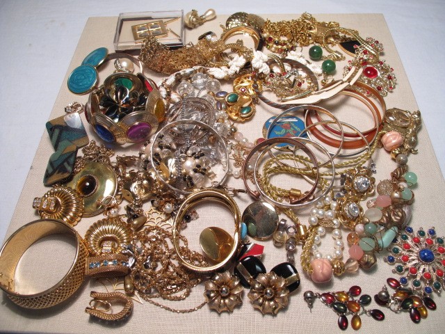 Tray lot of assorted costume
