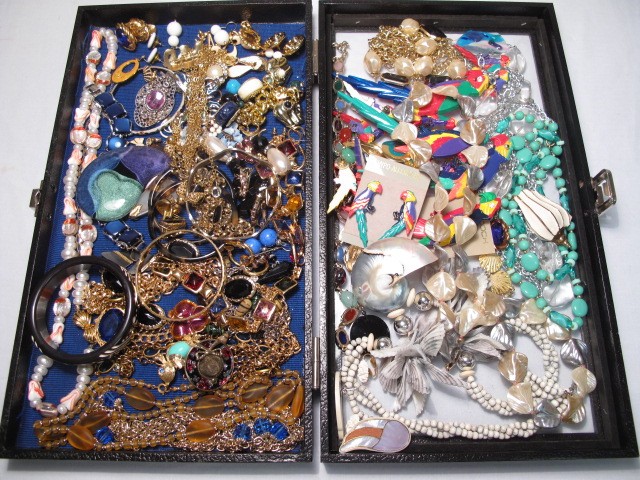 Tray lot of assorted ladies costume