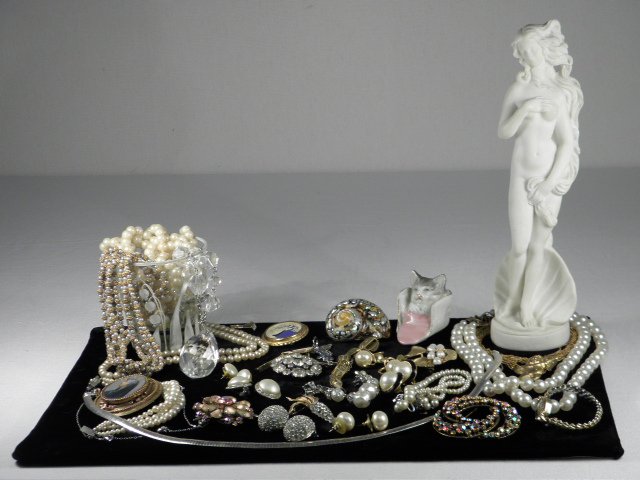 Tray lot of assorted ladies costume