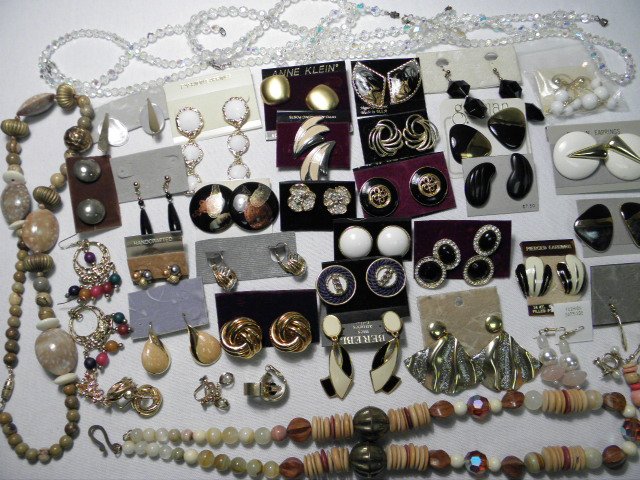 Tray lot of costume jewelry. Mostly