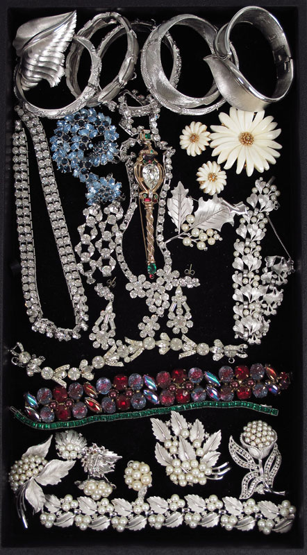 TRAY LOT VINTAGE COSTUME JEWELRY:
