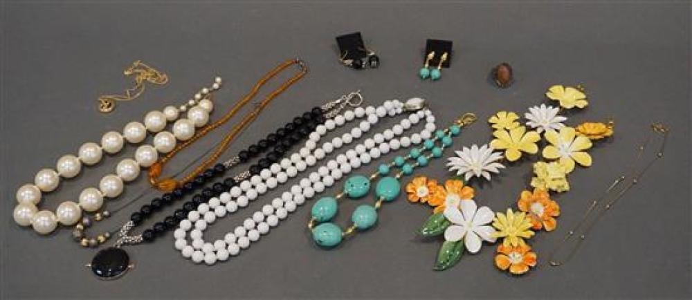 TRAY WITH COSTUME JEWELRYTray
