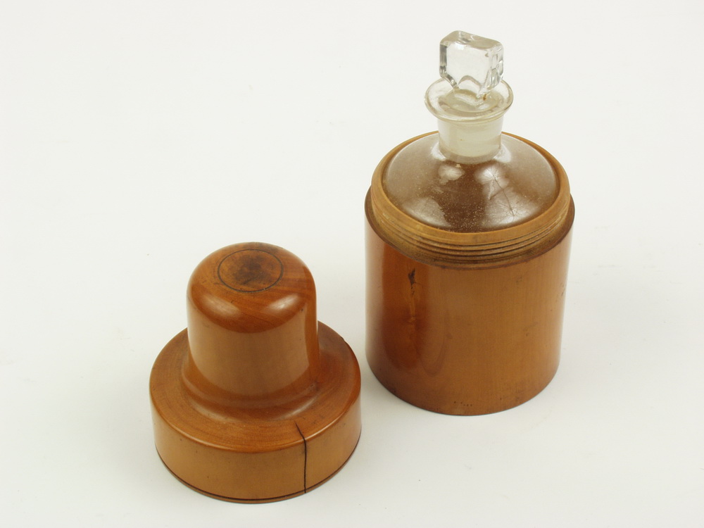 TREENWARE - Early treenware screw