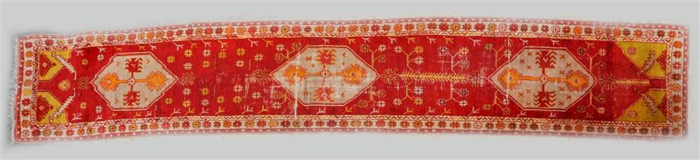 TRIBAL THREE MEDALLION WOOL
