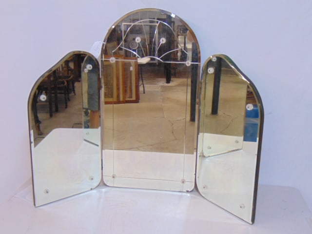 TRIPLE PANEL FOLDING VANITY