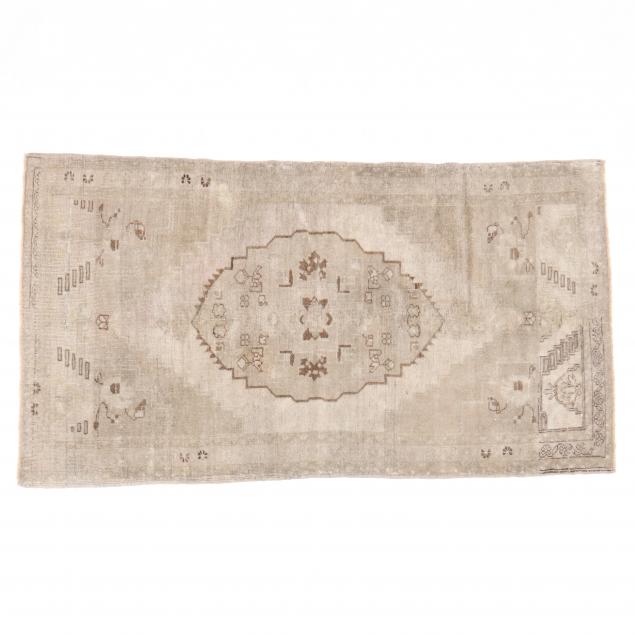TURKISH AREA RUG Beige field with