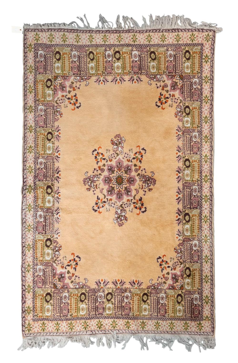 TURKISH RUG: 6'6" X 10'1" LATE 20TH