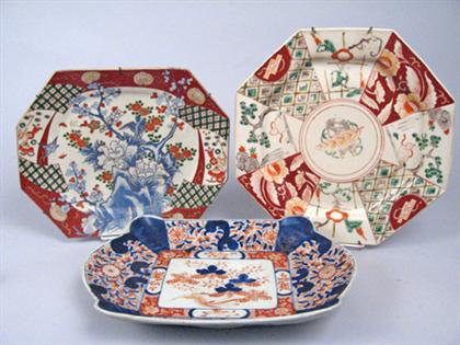 Twelve Japanese imari table items