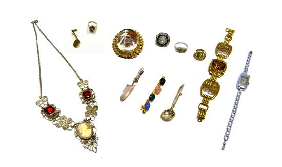Twelve pieces of assorted jewelry