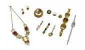Twelve pieces of assorted jewe