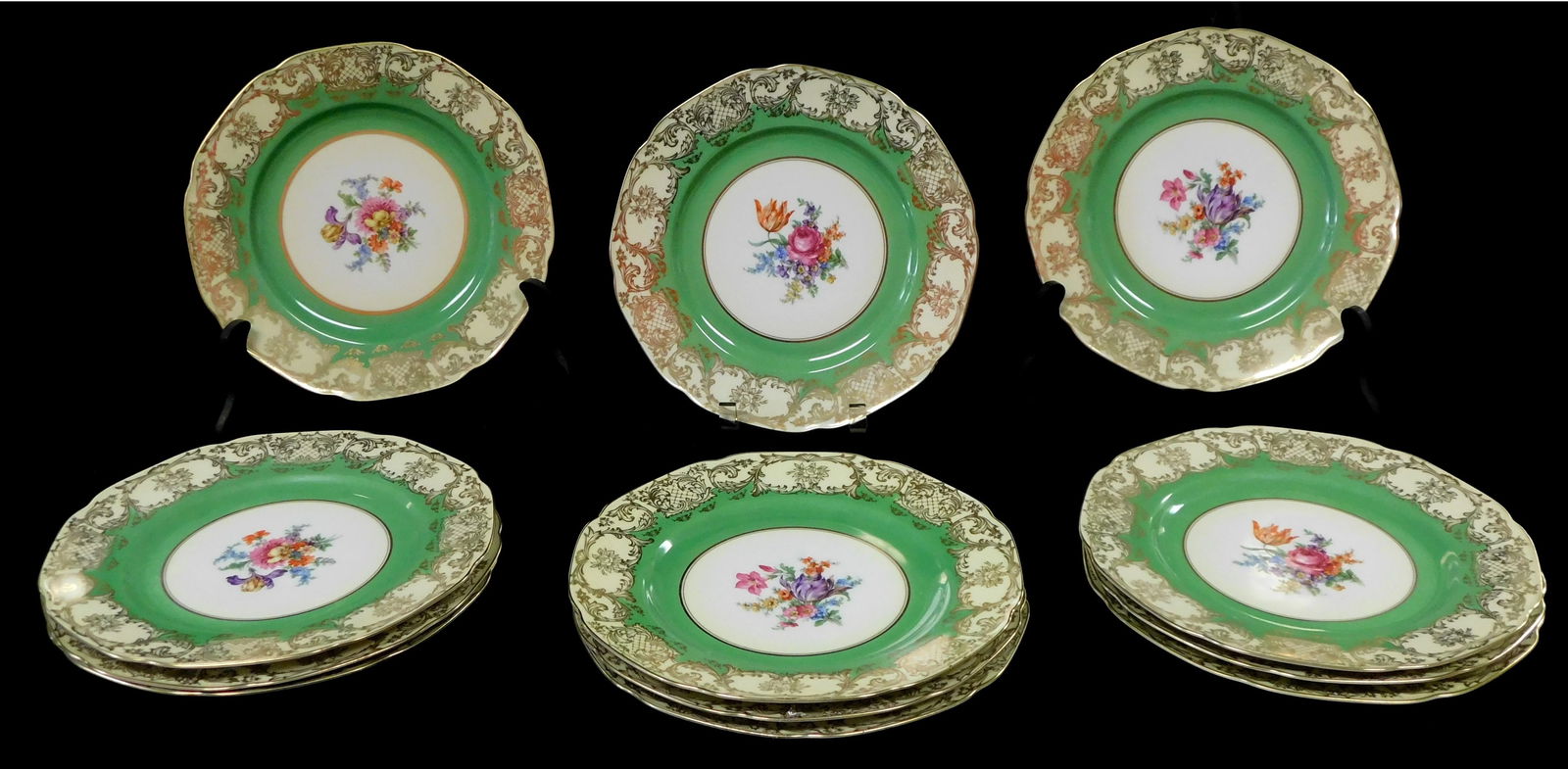 TWELVE TIRSCHENREUTH DINNER PLATES,