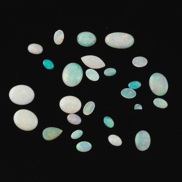 TWENTY-FIVE UNMOUNTED 14.07 CT