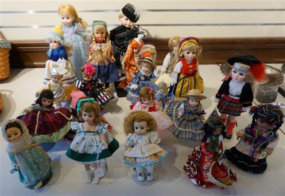 TWENTY INTERNATIONAL DOLLSTwenty