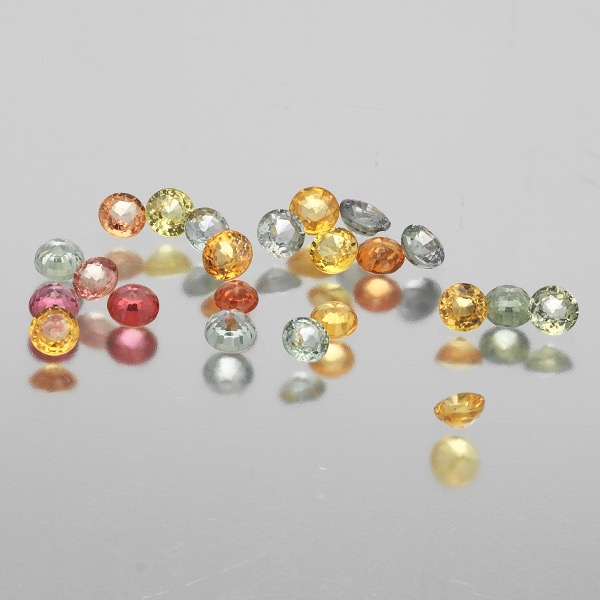 TWENTY-THREE UNMOUNTED 8.65 CT