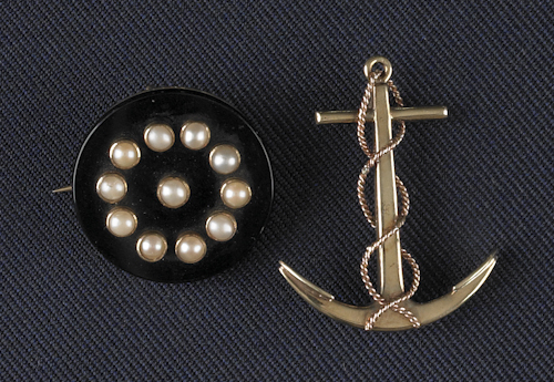 Two 14K yellow gold brooches to
