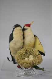 TWO BIRDS ON NEST ORNAMENT Ger