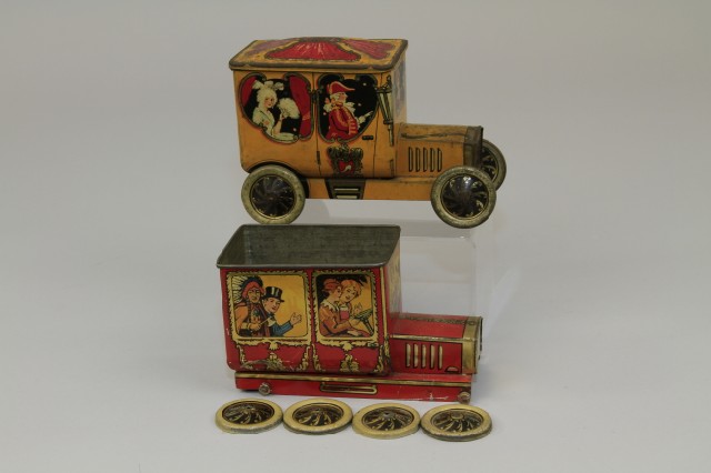 TWO CHARACTER AUTO COACH BISCUIT