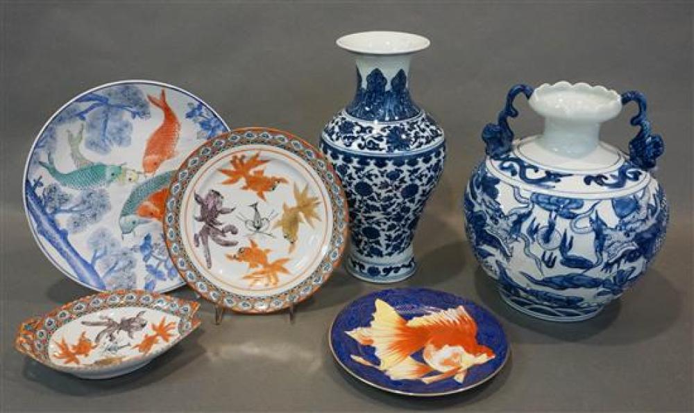 TWO CHINESE BLUE AND WHITE VASES,