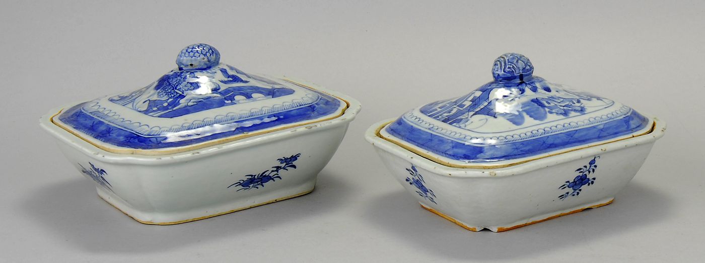 TWO CHINESE EXPORT CANTON PORCELAIN