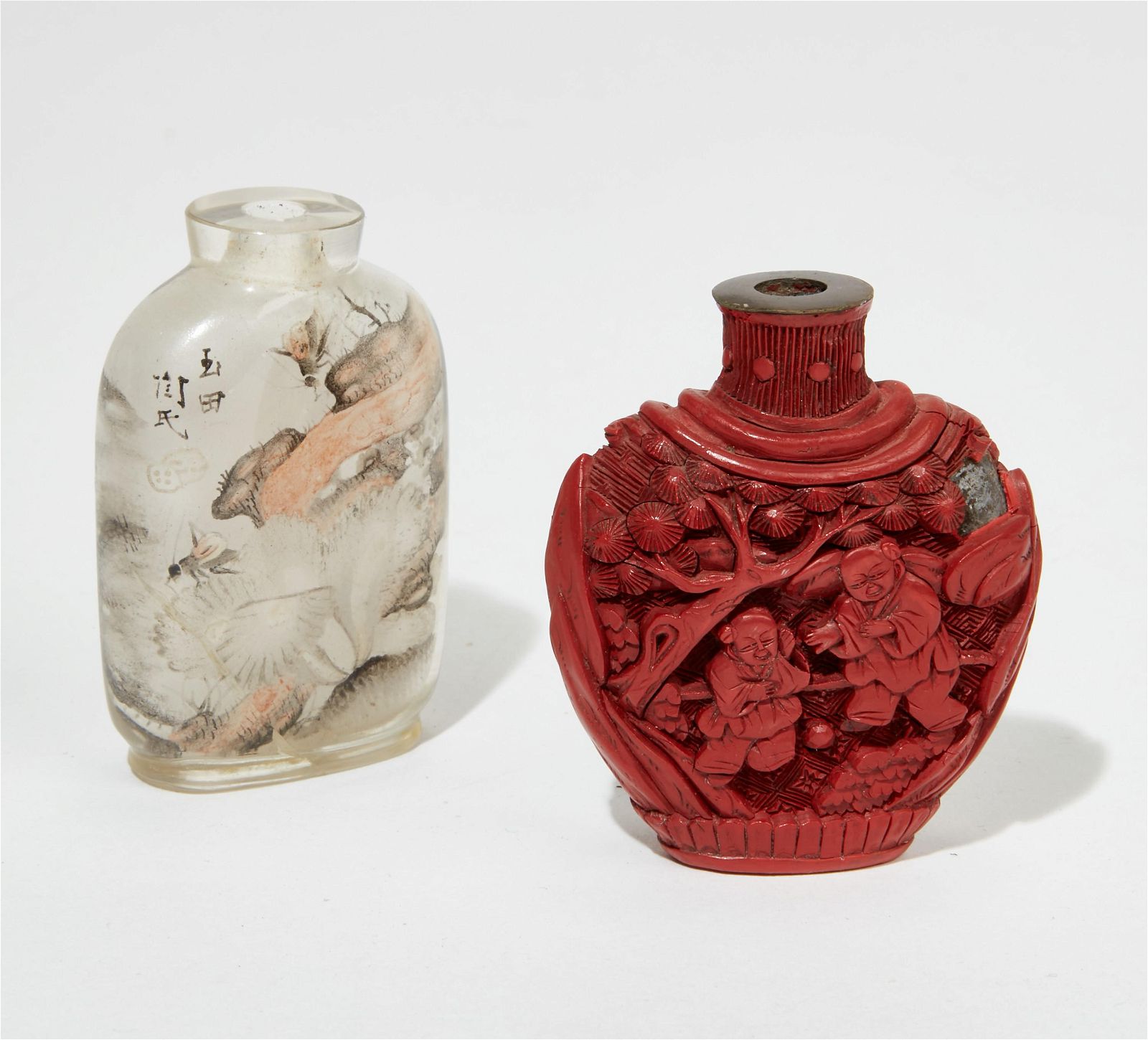 TWO CHINESE SNUFF BOTTLESTwo