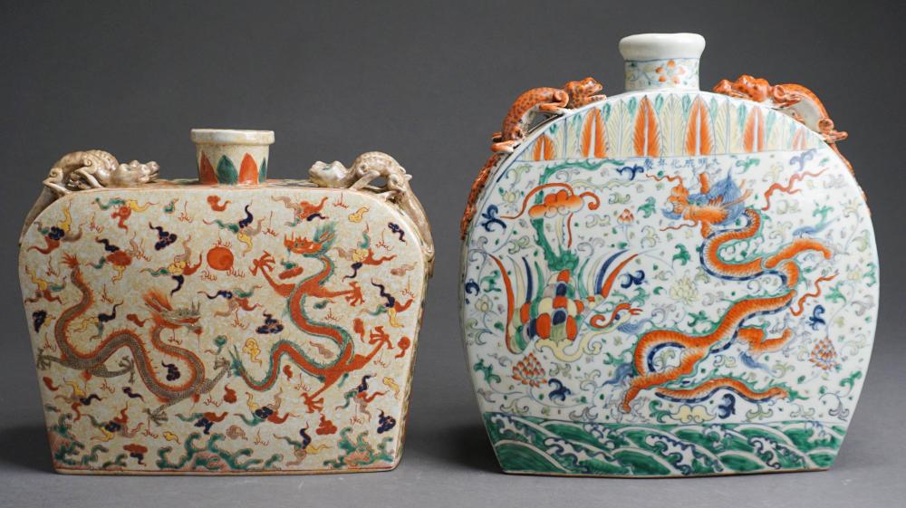 TWO CHINESE WUCAI AND FAMILLE