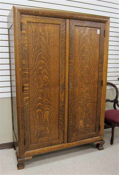 TWO-DOOR OAK WARDROBE Cron-Kills