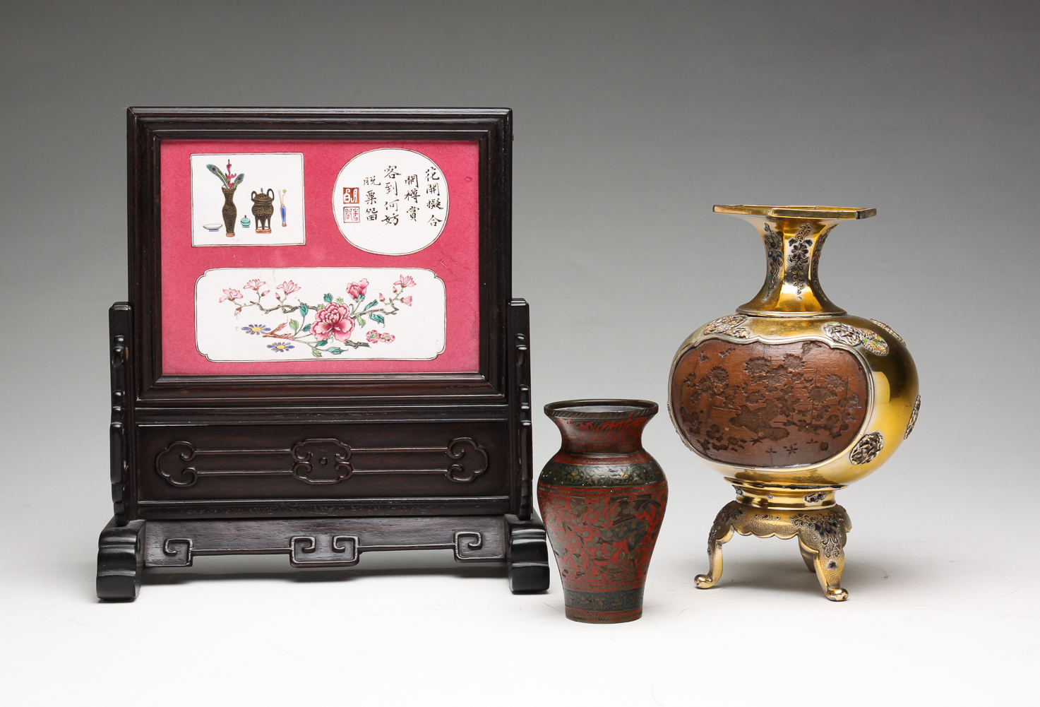 TWO EASTERN VASES AND TABLE SCREEN.