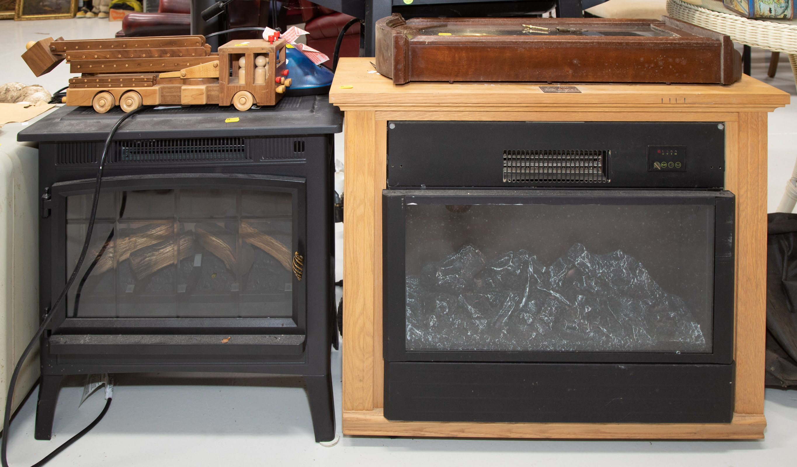 TWO ELECTRIC FIREPLACES, DESK LAMP,
