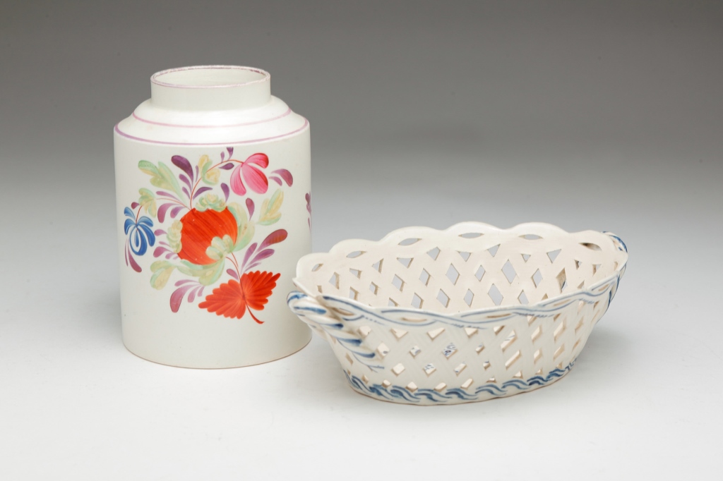TWO ENGLISH PEARLWARE PIECES. Circa