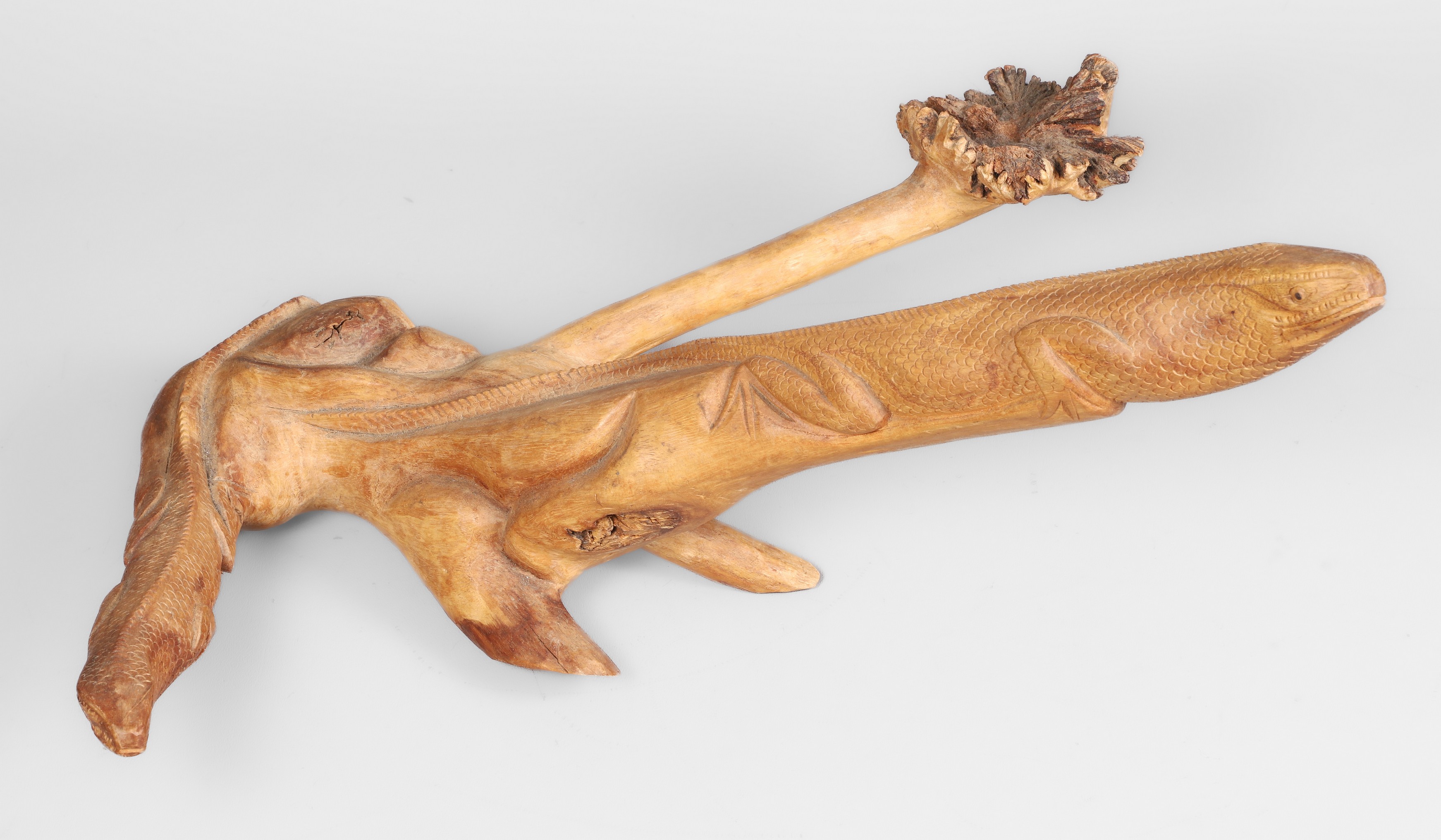 Two geckos carved into mushroom