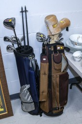 TWO GOLF BAGS WITH CLUBS Moder