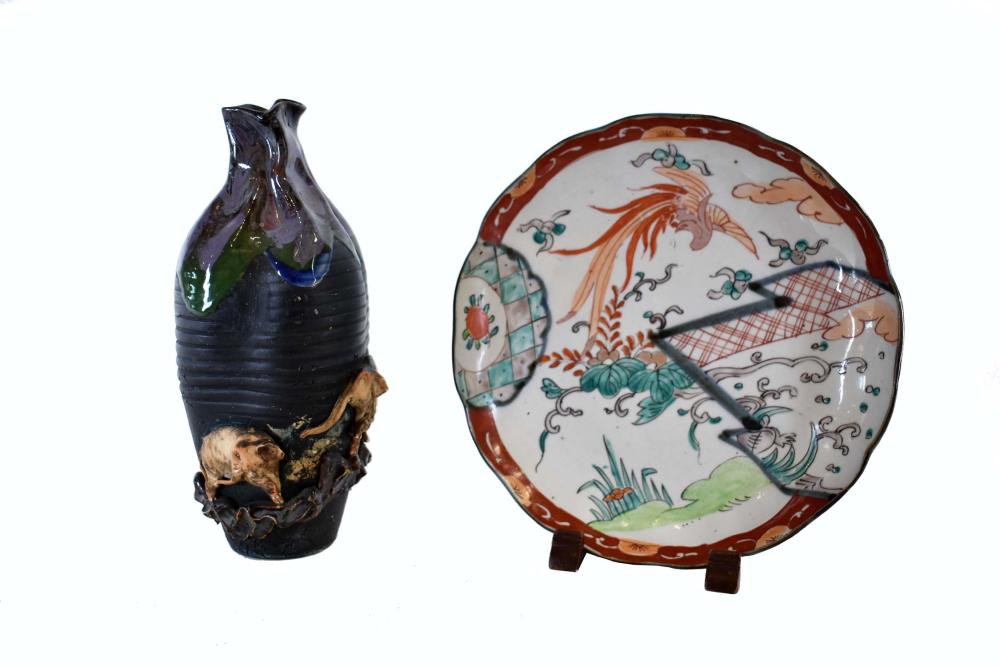 TWO JAPANESE CERAMIC ITEMSThe