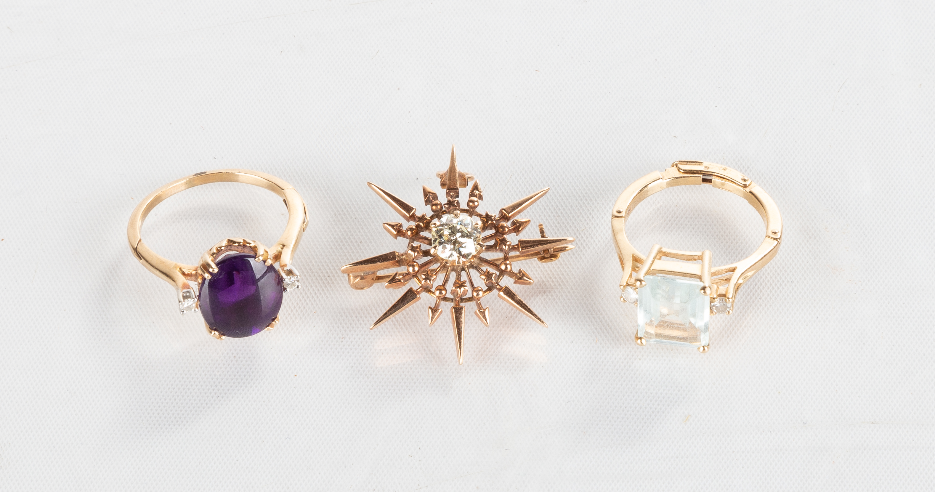 TWO LADIES RINGS & DIAMOND BROOCH