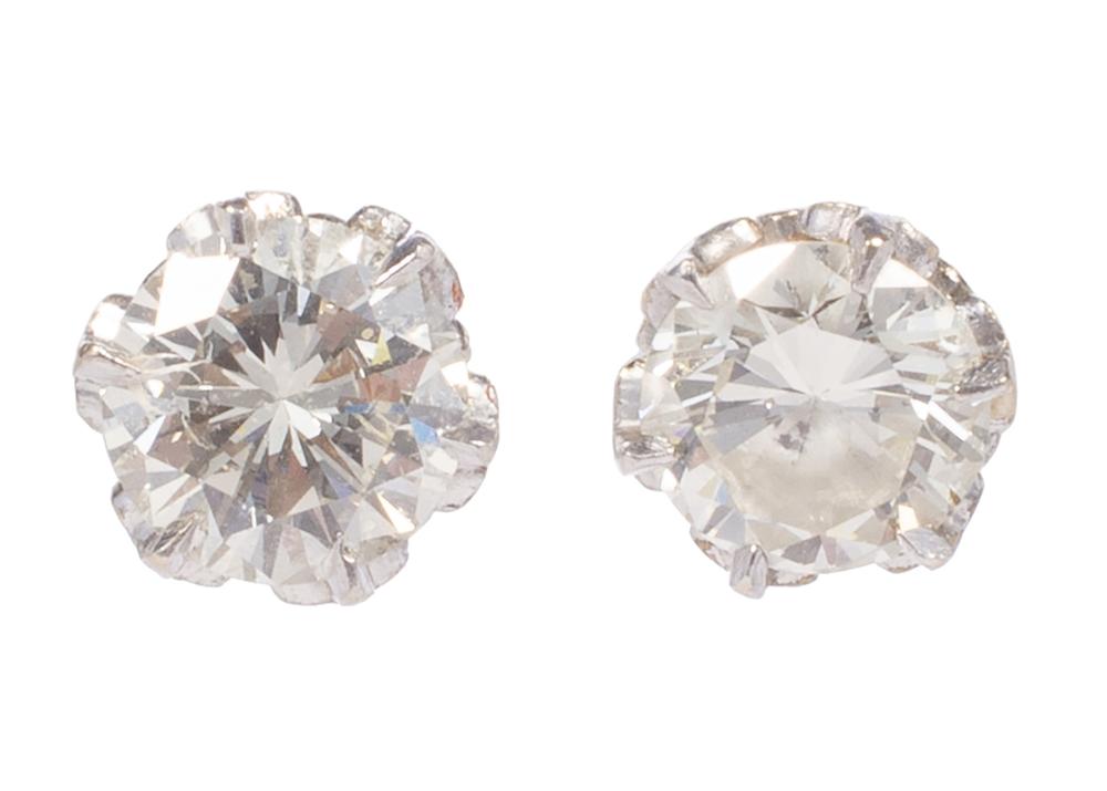TWO PAIRS OF STUD EARRINGSTwo Pairs