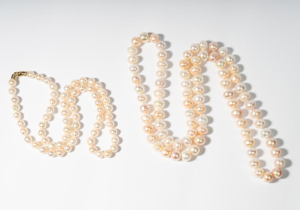 TWO PEARL NECKLACESTwo Pearl