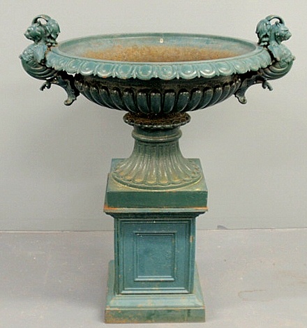 Two-piece Victorian garden urn