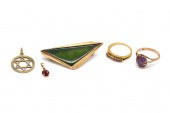 TWO RINGS, A BROOCH AND TWO PE