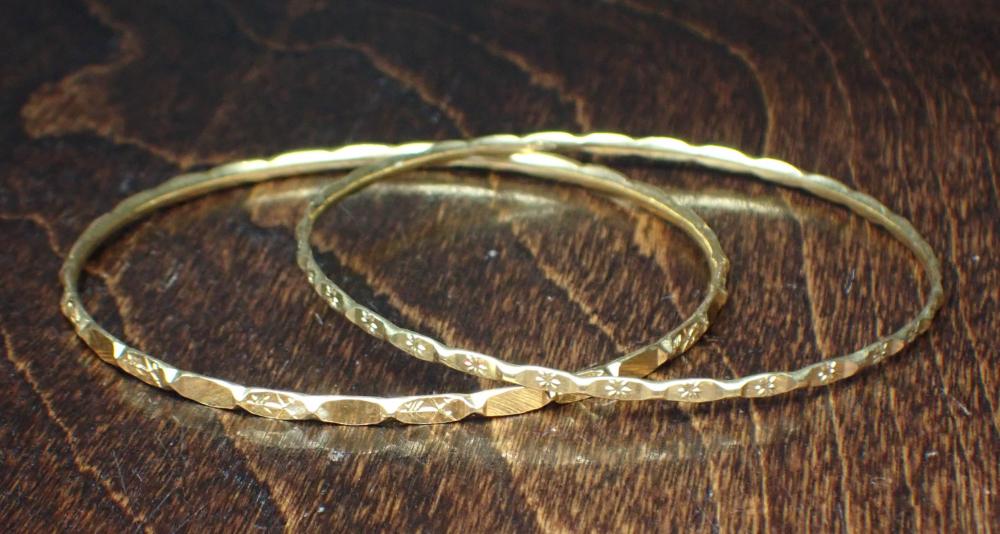 TWO ROUND YELLOW GOLD BANGLE