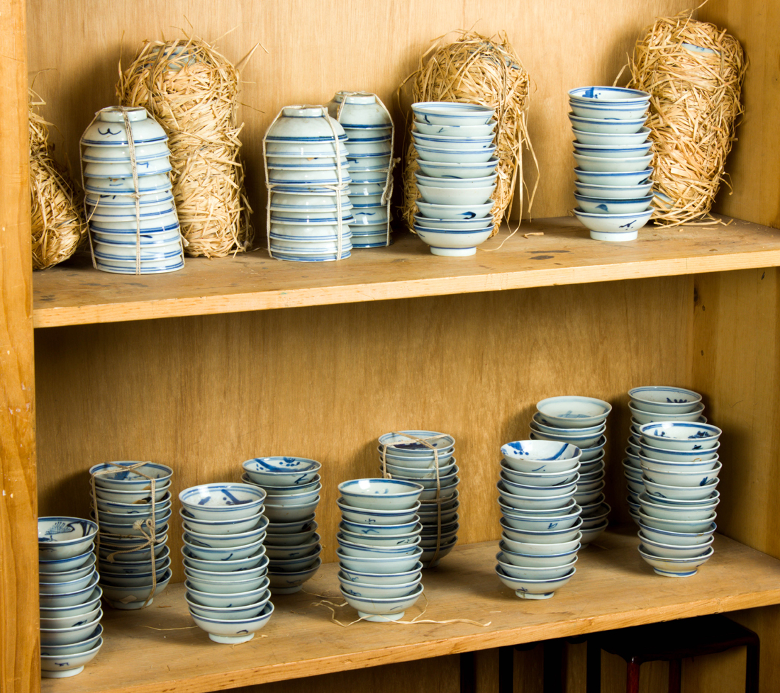 TWO SHELVES OF CHINESE BLUE AND