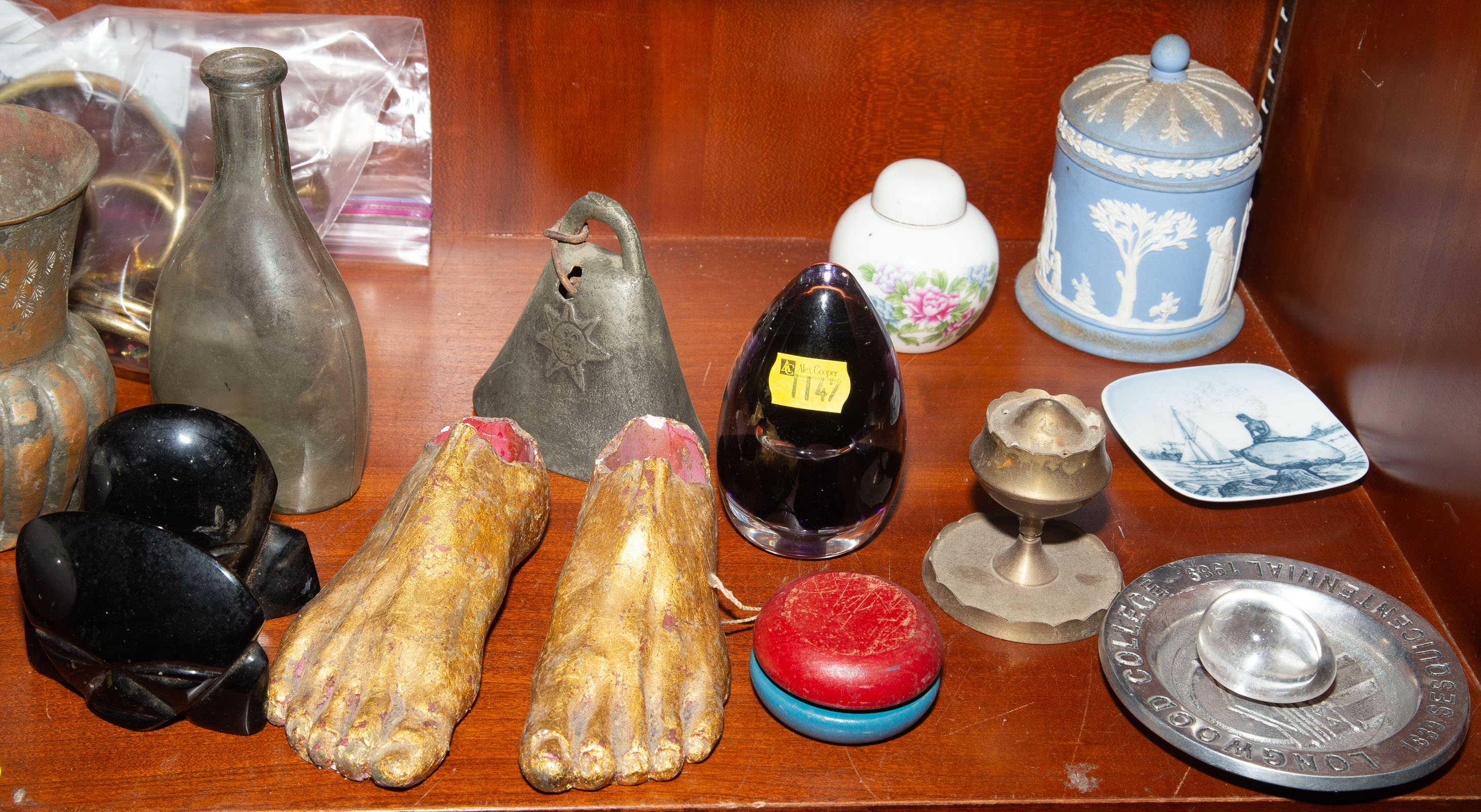 TWO SHELVES OF DECORATIVE ITEMS