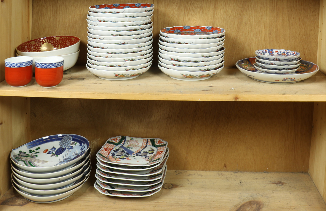 TWO SHELVES OF JAPANESE IMARI WARES