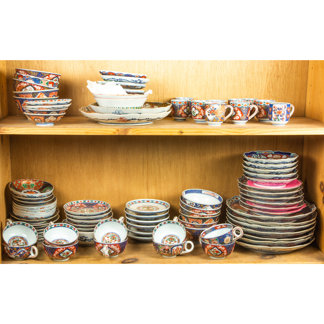 TWO SHELVES OF JAPANESE IMARI WARES