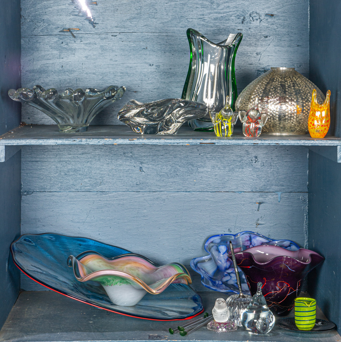 TWO SHELVES OF LARGE CONTEMPORARY