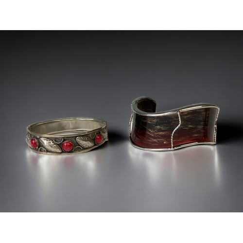 TWO VINTAGE LADIES BRACELETS.